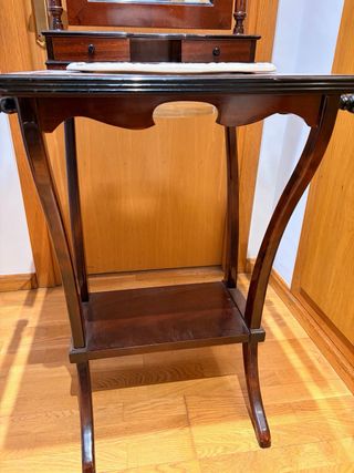 Antiguo lavamanos con espejo y pieza de cerámica.