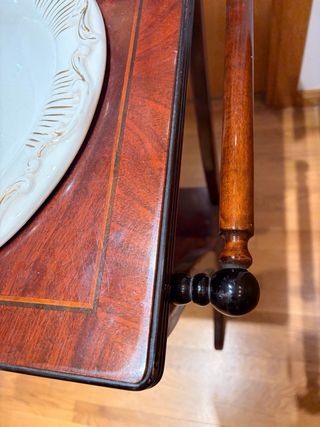 Antiguo lavamanos con espejo y pieza de cerámica.