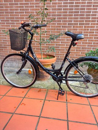 Bicicleta urbana negra con cesta