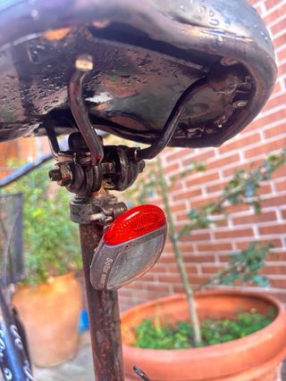 Bicicleta urbana negra con cesta