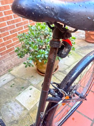 Bicicleta urbana negra con cesta