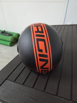 Casco de moto negro con franja naranja