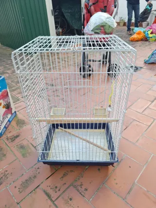 Jaula para pájaros blanca y azul