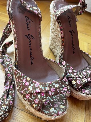 Sandalias cuña flores Tino Gonzalez