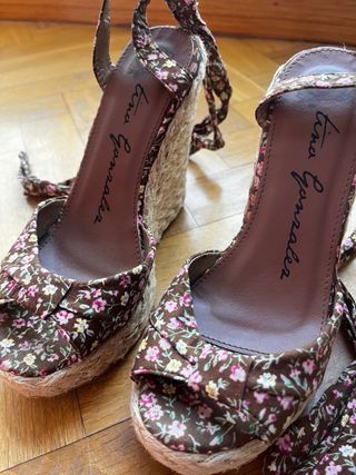 Sandalias cuña flores Tino Gonzalez