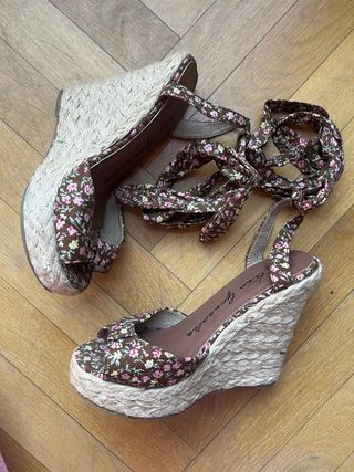 Sandalias cuña flores Tino Gonzalez