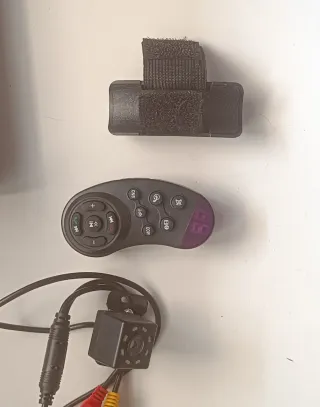 Pantalla con cámara y mando para coche