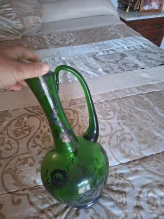 Jarra de cristal verde decorada