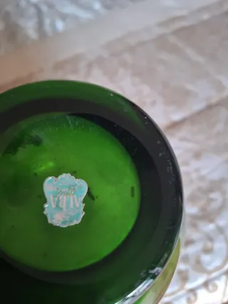 Jarra de cristal verde decorada