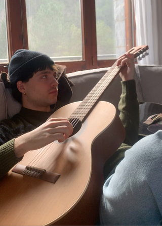 Profesor música (guitarra, bajo, contrabajo)