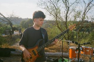 Profesor música (guitarra, bajo, contrabajo)