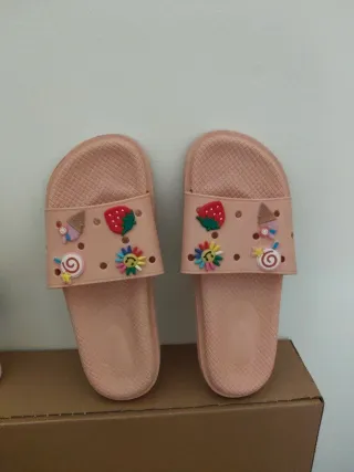 Sandalias divertidas con adornos.