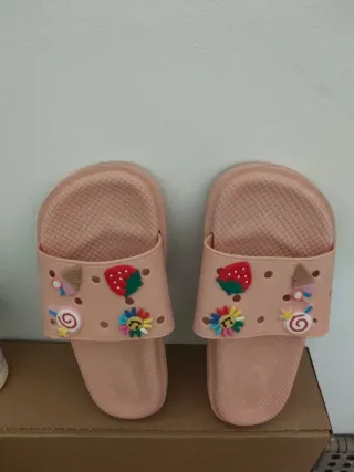 Sandalias divertidas con adornos.