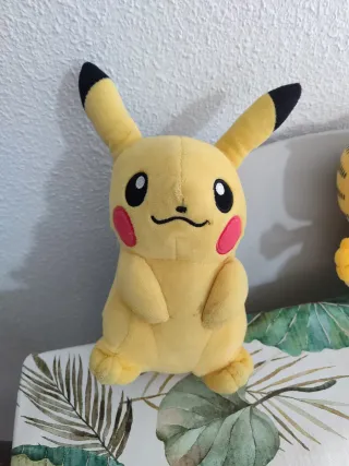 Lote de peluches: Spiderman, Garfield, Pikachu..