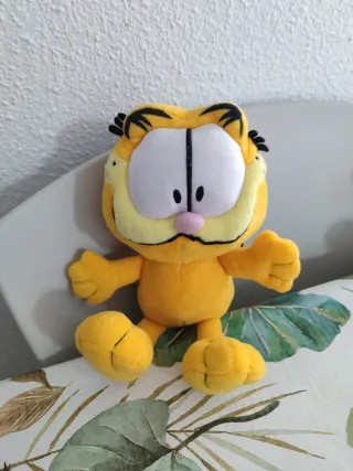 Lote de peluches: Spiderman, Garfield, Pikachu..
