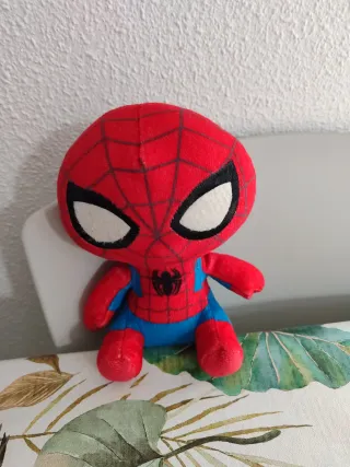 Lote de peluches: Spiderman, Garfield, Pikachu..