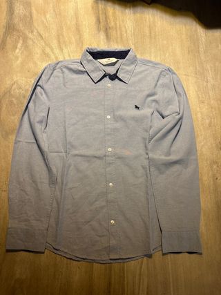 Camisa H&M azul con logo de animal
