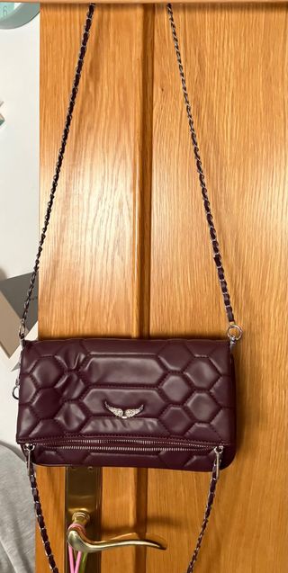 Bolso granate acolchado con cadena