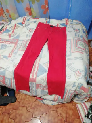 Pantalón vaquero recto rojo talla M