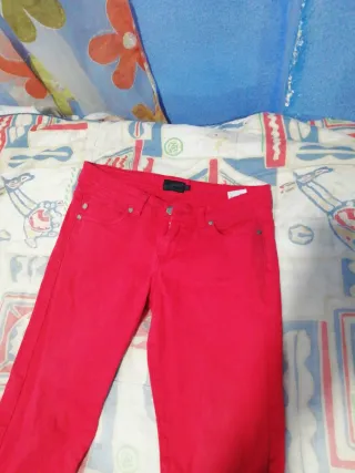 Pantalón vaquero recto rojo talla M