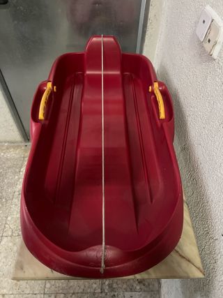Trineo rojo para nieve