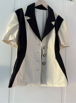 Chaqueta corta beige y negra