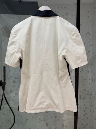 Chaqueta corta beige y negra