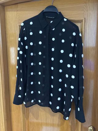 Camisa Zara lunares blanca y negra