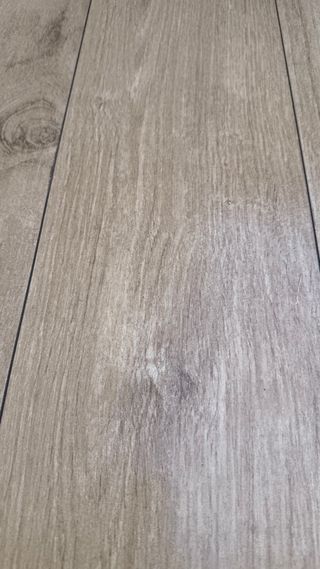 Suelo cerámico imitación parquet.