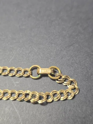 Pulsera dorada con gemas rojas y verdes