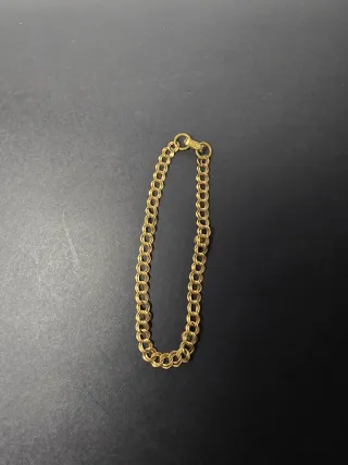 Pulsera dorada con gemas rojas y verdes