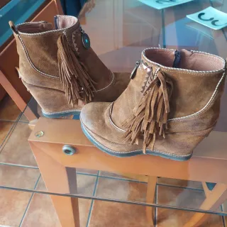 Botines cuña flecos estilo étnico