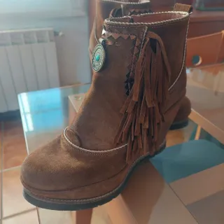 Botines cuña flecos estilo étnico