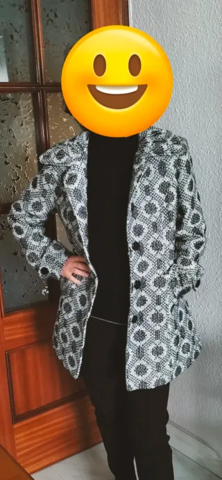 Abrigo mujer estampado blanco y negro