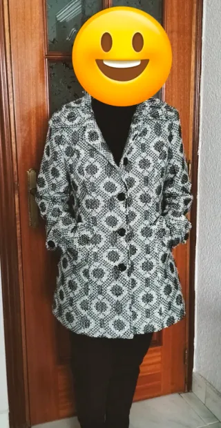 Abrigo mujer estampado blanco y negro