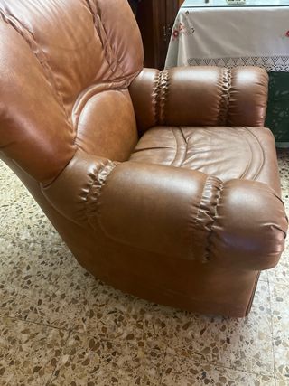 Sillón de piel marrón.