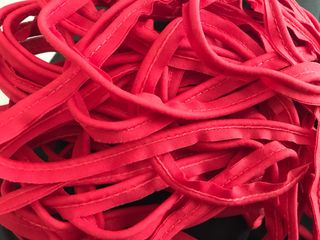 Bies vivo rojo con cuerda