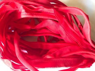 Bies vivo rojo con cuerda