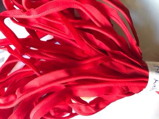 Bies vivo rojo con cuerda