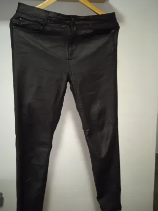 Pantalones negros efecto piel