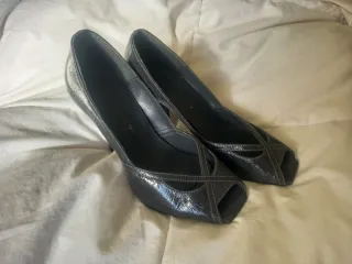 Zapatos de tacón grises peep toe