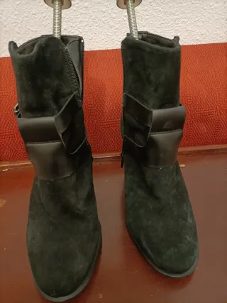 Botines de tacón negros con hebillas
