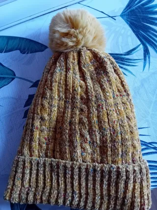 Gorro de lana amarillo forrado
