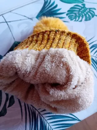 Gorro de lana amarillo forrado