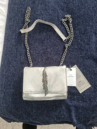Bolso Zara plateado con pluma
