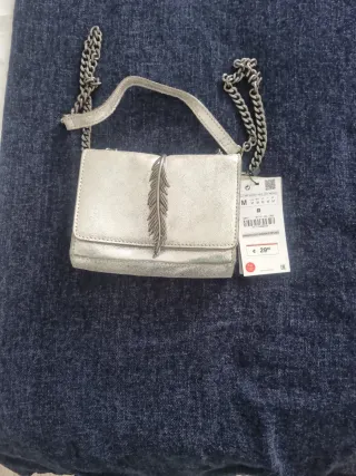 Bolso Zara plateado con pluma