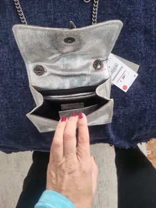 Bolso Zara plateado con pluma