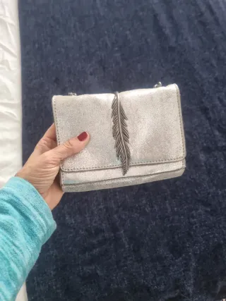 Bolso Zara plateado con pluma