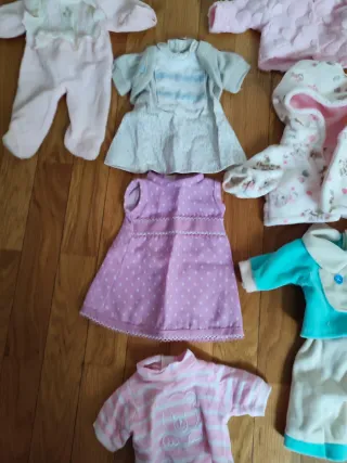 Muñeca bebé con vestido rosa