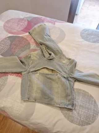 Sudadera vaquera con capucha y corte